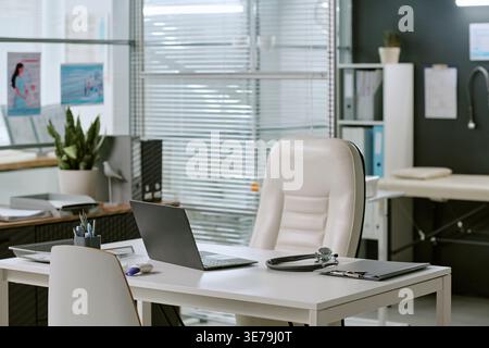 Moderne Arztpraxis Interior Zur Unterstützung Der Patientenberatung Stockfoto