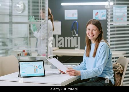 Porträt einer Frau, die IVF-Klinikdokumente überprüft Stockfoto