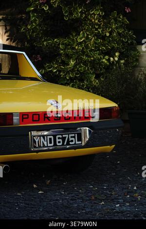 Retro Yellow Porsche Nahaufnahme In Der Einfahrt Stockfoto