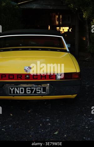 Retro Yellow Porsche Nahaufnahme In Der Einfahrt Stockfoto