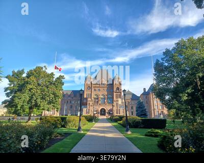 Toronto, ON, Kanada – 25. Juni 2025: Das historische Legislative Building von Ontario steht majestätisch unter einem hellblauen Sommerhimmel. Stockfoto