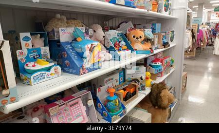 Toronto, ON, Kanada - 13. März 2026: Viele Spielzeuge in den Regalen im Laden. Es repräsentiert Shopping, Kindheit und Einzelhandel. Stockfoto