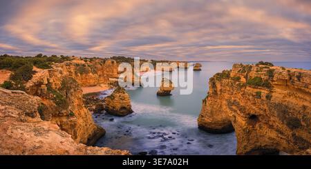 Ein Foto mit einem Panoramablick von 2:1, aufgenommen von den dramatischen Klippen von Praia da Marinha in der Algarve, Südportugal. Stockfoto