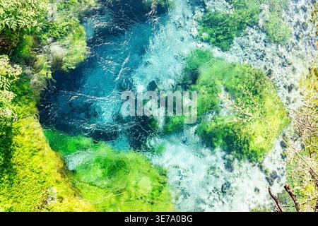 Lebendiges Blue Eye Natural Spring mit kristallklarem Wasser. Albanien Stockfoto