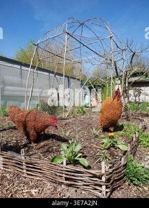 Hühnerskulpturen im Kitchen Garden at Sculpture by the Lakes, Pallington Lakes, Dorchester, Dorset, Großbritannien Stockfoto