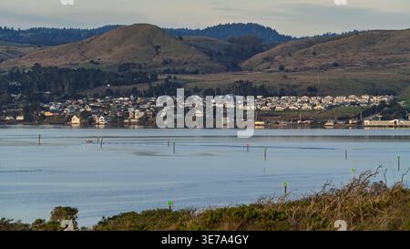 Bodega Bay, Kalifornien - 10. Januar 2026: Malerischer Abendblick auf Bodega Bay Town gegenüber dem Inner Harbor Stockfoto