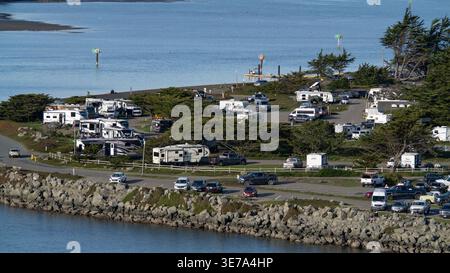 Bodega Bay, Kalifornien - 10. Januar 2026: Campingplatz im Westside Regional Park am Ufer des Bodega Harbor Stockfoto
