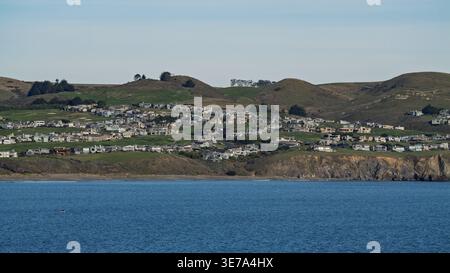 Bodega Bay, Kalifornien - 10. Januar 2026: Häuser an der Küste und Golfplatz mit Blick auf den Pazifik Stockfoto