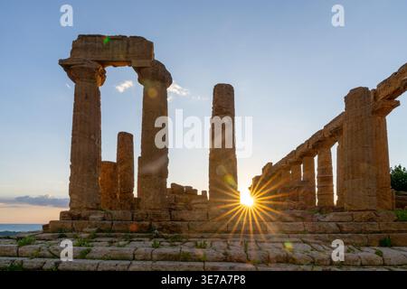 Tempel der Hera bei Sonnenuntergang, Tal der Tempel, Agrigento, Sizilien, Italien Stockfoto