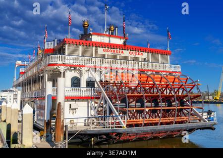 Savannah, USA - 11. März 2026: Blick auf die Georgia Queen, die am Fluss in der Innenstadt von Savannah verankert ist Stockfoto