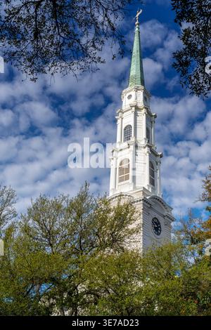 Savannah, USA - 11. März 2026: Blick auf den Glockenturm, wenn die unabhängige presbyterianische Kirche in der Innenstadt von Savannah von lebenden Eichen eingerahmt ist Stockfoto