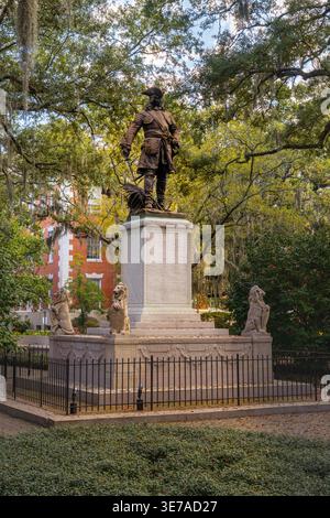 Savannah, USA - 11. März 2026: Blick auf die Statue von General James Oglethorpe auf dem Chippewa Square im historischen Stadtzentrum von Savannah Stockfoto