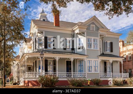 Savannah, USA - 11. März 2026: Typisches südländisches Haus, umrahmt von lebenden Eichen und spanischem Moos in der Innenstadt von Savannah Stockfoto
