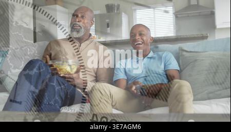 Ich schaue Papa und Teenager im hellblauen Polo auf der Couch, mit Fernbedienung und Snacks, Kompass-Overlay Stockfoto