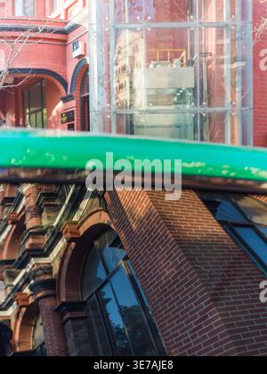 Wuhan, Hubei, China - 28. Dezember 2025: Nahaufnahme eines roten Backsteingebäudes im europäischen Stil mit Bogenfenstern. Die architektonische Fassade ist PA gesehen Stockfoto