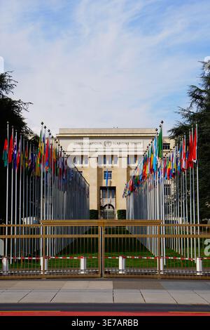 Palais des Nations mit Fahnen hinter Zaun, Genf, Schweiz Stockfoto