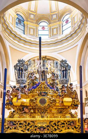 Der paso des Nuestro Padre Jesus Nazareno von der Silencio Bruderschaft, bereit für den Madrugá Karfreitag unter der Kuppel der San Antonio Abad Kapelle, SE Stockfoto