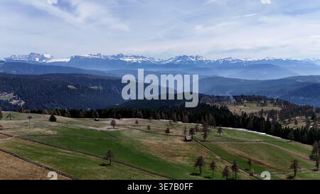 Ein Frühligstag mit sommerlichen Temperaturen auf dem Möltner Joch, oberhalb von Mölten am Tschögglberg. Hier der Blick von oben auf die Fläche des Tschöggelberg, auf die Dolomiten mit Langkofel, Plattkofel, Schlern, Rosengarten, Latemar und Fleimstaler Berge, Richtung Osten, Alto Adige, Südtirol Stockfoto