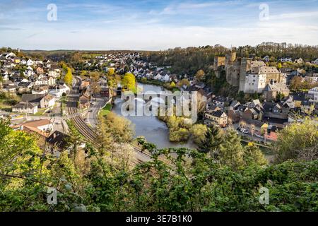 Runkel von oben Blick auf Runkel mit der Burg Runkel und der Lahn in Runkel, Hessen, Deutschland Blick auf Schloss Runkel und die Lahn in Runkel, H Stockfoto