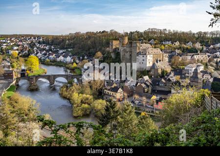 Runkel von oben Blick auf Runkel mit der Burg Runkel und der Lahn in Runkel, Hessen, Deutschland Blick auf Schloss Runkel und die Lahn in Runkel, H Stockfoto