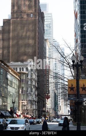 Vertikale Aufnahme der Innenstadt von Chicago mit hoch aufragenden Wolkenkratzern und belebten Fußgängern. Die pulsierende Stadtszene zeigt die dynamische Mischung aus Modern Stockfoto