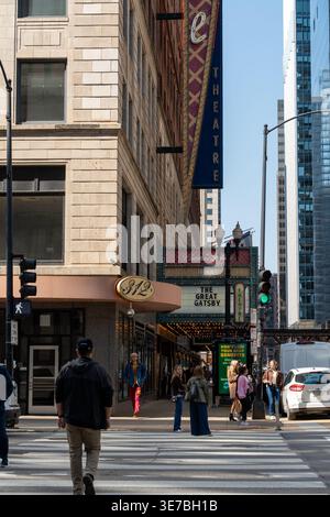 Eine vertikale Aufnahme der Straßen im Zentrum von Chicago mit modernen Wolkenkratzern, belebten Fußgängern und einem markierten Quersteg Stockfoto