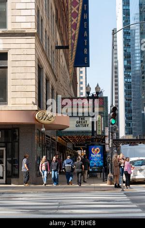 Vertikale Aufnahme der Straßen von Chicago mit modernen Wolkenkratzern und geschäftigen Fußgängern. Die pulsierende urbane Szene fängt die Hektik ein Stockfoto