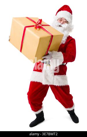 Fröhlicher chinesischer Senior-Mann im Weihnachtsmann-Kostüm, der eine große Geschenkbox hält, während er im Studio vor weißem Hintergrund steht Stockfoto