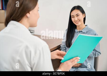 Zwei Frauen arbeiten im Büro zusammen, positive Atmosphäre Stockfoto