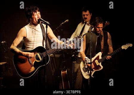 AMSTERDAM - Son Mieux bei einer Vorstellung im de Wester. Die Band aus den Haag spielt vier Shows in 24 Stunden, zu Ehren des neuen Albums 24 Hours. RAMON VAN FLYMEN / ANP netherlands Out - belgien Out Stockfoto
