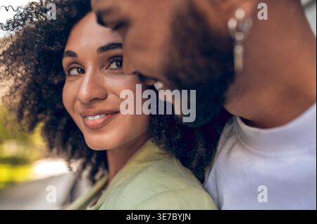 Lächelndes afroamerikanisches Paar, das sich im Freien ansieht Stockfoto