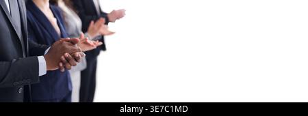Hände einer Gruppe von Geschäftsleuten, die sich in einem weißen Raum zusammenklatschen Stockfoto