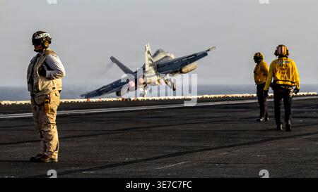 Nicht Offengelegter Standort, Usa. April 2026. US Navy-Seeleute beobachten, wie ein F/A-18E Super Hornet Kampfflugzeug mit den Vigilanten der Strike Fighter Squadron 151 aus dem Flugdeck des Flugzeugträgers USS Abraham Lincoln der Nimitz-Klasse während der Operation Epic Fury, 1. April 2026, von einem unbekannten Ort aus gestartet wird.Credit: US Navy/U.S. Navy/Alamy Live News Stockfoto