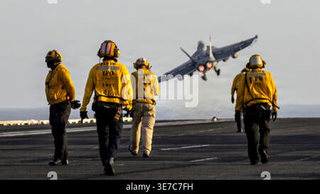 Nicht Offengelegter Standort, Usa. April 2026. US Navy-Seeleute beobachten, wie ein F/A-18E Super Hornet Kampfflugzeug mit den Vigilanten der Strike Fighter Squadron 151 aus dem Flugdeck des Flugzeugträgers USS Abraham Lincoln der Nimitz-Klasse während der Operation Epic Fury, 1. April 2026, von einem unbekannten Ort aus gestartet wird.Credit: US Navy/U.S. Navy/Alamy Live News Stockfoto