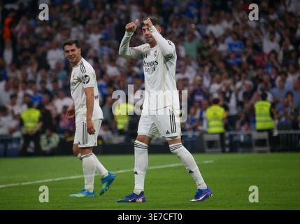Madrid, Spanien, 10. April 2026: Real Madrid Spieler Federico Valverde (8, R) feiert das erste Tor, als Brahim Díaz (21, L) am Spieltag 31 der EA Sports League 2025-26 zwischen Real Madrid und Girona FC am 10. April 2026 im Bernabéu-Stadion in Madrid zusieht. Quelle: Alberto Brevers / Alamy Live News. Stockfoto