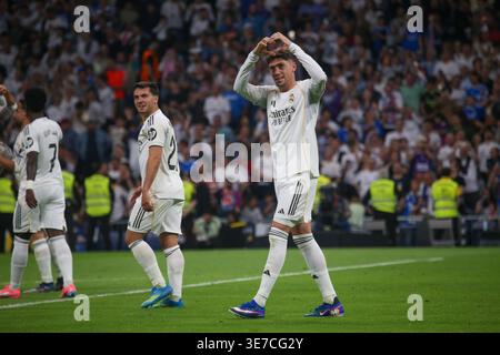 Madrid, Spanien, 10. April 2026: Real Madrid Spieler Federico Valverde (8, R) feiert das erste Tor, als Brahim Díaz (21, M) am Spieltag 31 der EA Sports League 2025-26 zwischen Real Madrid und Girona FC am 10. April 2026 im Bernabéu-Stadion in Madrid zusieht. Quelle: Alberto Brevers / Alamy Live News. Stockfoto