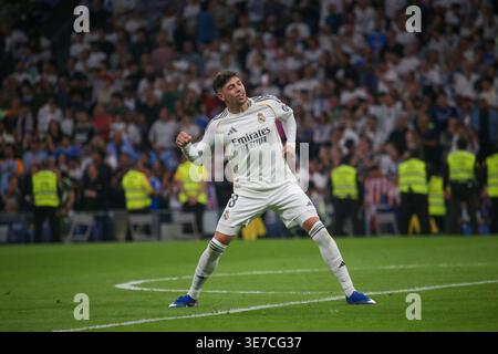Madrid, Spanien, 10. April 2026: Real Madrid Spieler Federico Valverde (8) feiert am 10. April 2026 im Bernabéu Stadion in Madrid das erste Tor während des Spieltages 31 der EA Sports League 2025-26 zwischen Real Madrid und Girona FC. Quelle: Alberto Brevers / Alamy Live News. Stockfoto