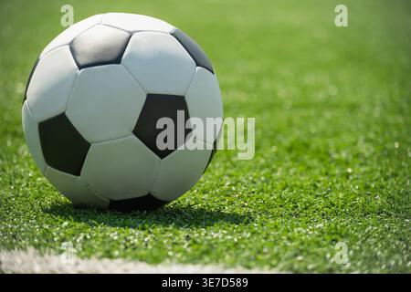 Fußball auf grünem Rasenfeld Nahaufnahme Sport Hintergrund Stockfoto