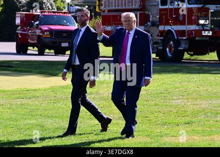 Washington, DC, USA. April 2026. (NEU) US-Präsident Donald J. Trump winkt den Medien zu, als er mit Eric Trump auf Marine One das Weiße Haus verlässt. 10. April 2026, Washington, DC, USA: US-Präsident Donald J. Trump winkt den Medien zu, als er das Weiße Haus verlässt. (Kreditbild: © Kyle Mazza/TheNEWS2 via ZUMA Press Wire) NUR REDAKTIONELLE VERWENDUNG! Nicht für kommerzielle ZWECKE! Stockfoto