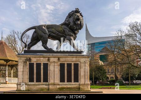 Maiwand Löwe gusseiserne Statue / Skulptur ist ein Kriegsdenkmal in Forbury Gardens im Stadtzentrum von Reading, Berkshire, Egland, Großbritannien Stockfoto