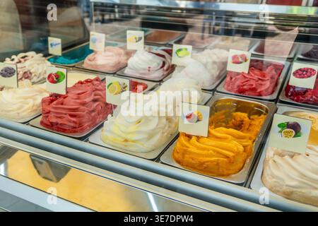 Bunte Eislöffel mit verschiedenen Geschmacksrichtungen in einem Eisladen Stockfoto