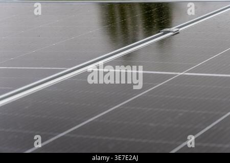 Solarpaneele Nahaufnahme mit geometrischem Muster – erneuerbare Energien und Konzept für saubere Technologien Stockfoto