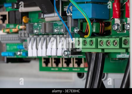 Nahaufnahme der Verkabelung des industriellen Steuerungssystems und der elektronischen Komponenten Stockfoto
