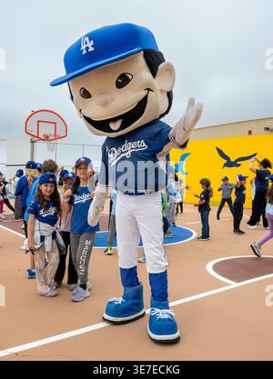 Am 10. April 2026 besuchte Pacific Palisades, Kalifornien, USA: Das Maskottchen der Los Angeles Dodgers bei einer Veranstaltung, bei der Dodger Catcher WILL SMITH Co-Gründer der Catching Hope Foundation, die Marquez Charter Elementary School besuchte, um die Enthüllung einer maßgefertigten Kunstinstallation/eines Wandgemäldes zu feiern, um den Campus zu erhellen und ein Gemeinschaftsgefühl für die Schüler wiederherzustellen, nachdem der ursprüngliche Campus 2025 durch das Feuer von Palisades zerstört wurde. Der Unterricht findet in temporären Bauten während des Wiederaufbauprozesses der Schule und der umliegenden Gemeinde statt. (Kreditbild: © Mark Edward Harris/ZUMA Press Wire) NUR REDAKTIONELLE VERWENDUNG! Stockfoto