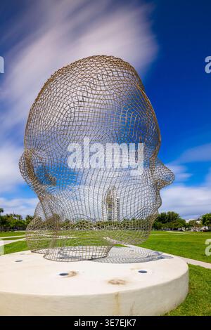 Miami Beach, FL, USA - 10. April 2026: Minna 2022 Skulptur des Künstlers Jaume Plensa im Pride Park Miami Beach Stockfoto