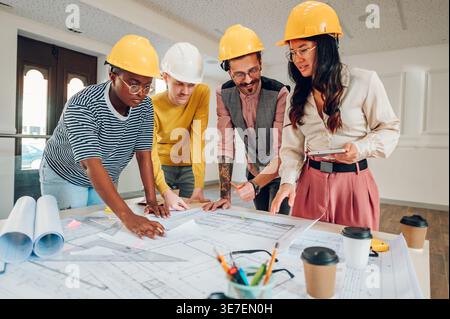 Nahaufnahme einer Gruppe von Architekten, die einen Entwurf auf dem Tisch im Büro diskutierten Stockfoto