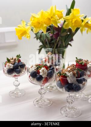 Beeren-Parfait-Desserts mit Schlagsahne und Müsli Stockfoto