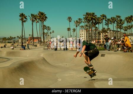 Skateboarder tritt vor Publikum im Venice Beach Skatepark, Los Angeles, Kalifornien, USA auf Stockfoto