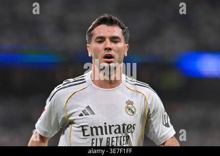 Madrid, Madrid, Spanien. April 2026. BRAHIM DIAZ von Real Madrid CF bittet die Zuschauer um Unterstützung beim Spiel zwischen REAL MADRID C.F. gegen GIRONA FC am 31. Spieltag der National First Division League 2025/26, spielte am 10. April 2026 im Bernabéu Stadion in Madrid. (Kreditbild: © Oscar Manuel Sanchez/ZUMA Press Wire) NUR REDAKTIONELLE VERWENDUNG! Nicht für kommerzielle ZWECKE! Stockfoto