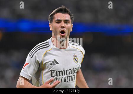 Madrid, Madrid, Spanien. April 2026. BRAHIM DIAZ von Real Madrid CF bittet die Zuschauer um Unterstützung beim Spiel zwischen REAL MADRID C.F. gegen GIRONA FC am 31. Spieltag der National First Division League 2025/26, spielte am 10. April 2026 im Bernabéu Stadion in Madrid. (Kreditbild: © Oscar Manuel Sanchez/ZUMA Press Wire) NUR REDAKTIONELLE VERWENDUNG! Nicht für kommerzielle ZWECKE! Stockfoto